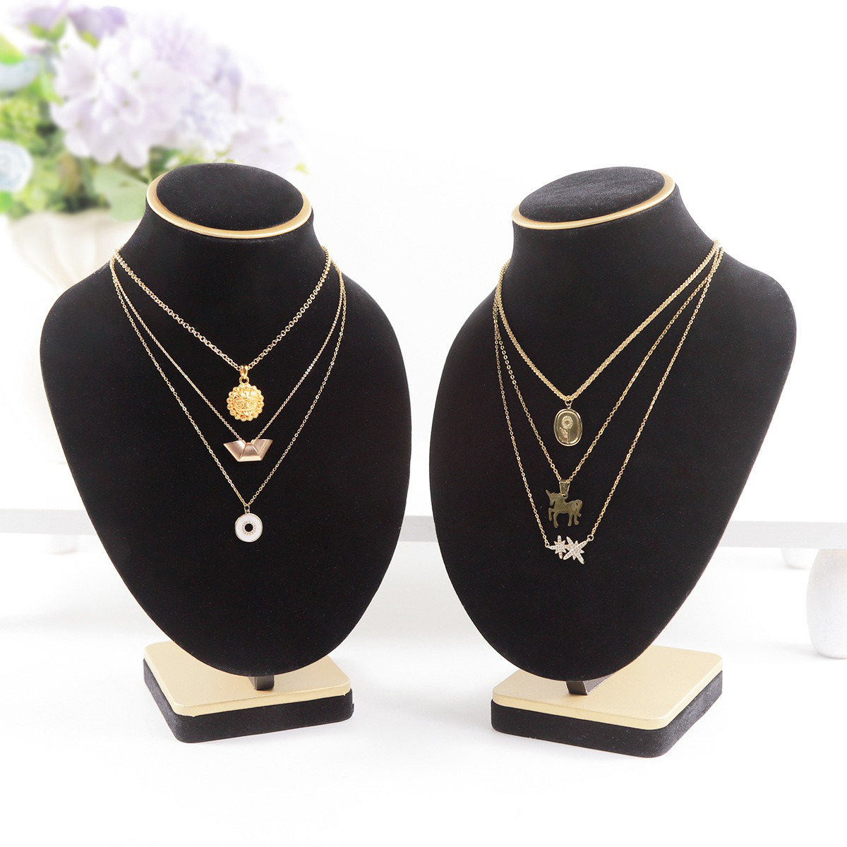Body Jewelry In Store - تمثال نصفي للمجوهرات المخملية باللون الأسود،